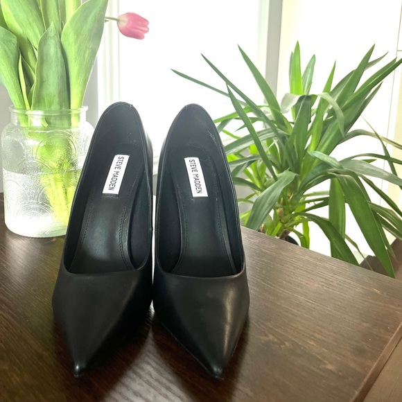 Black professional and sexy Steve Madden heels. Almost new! - Picture 4 of 4